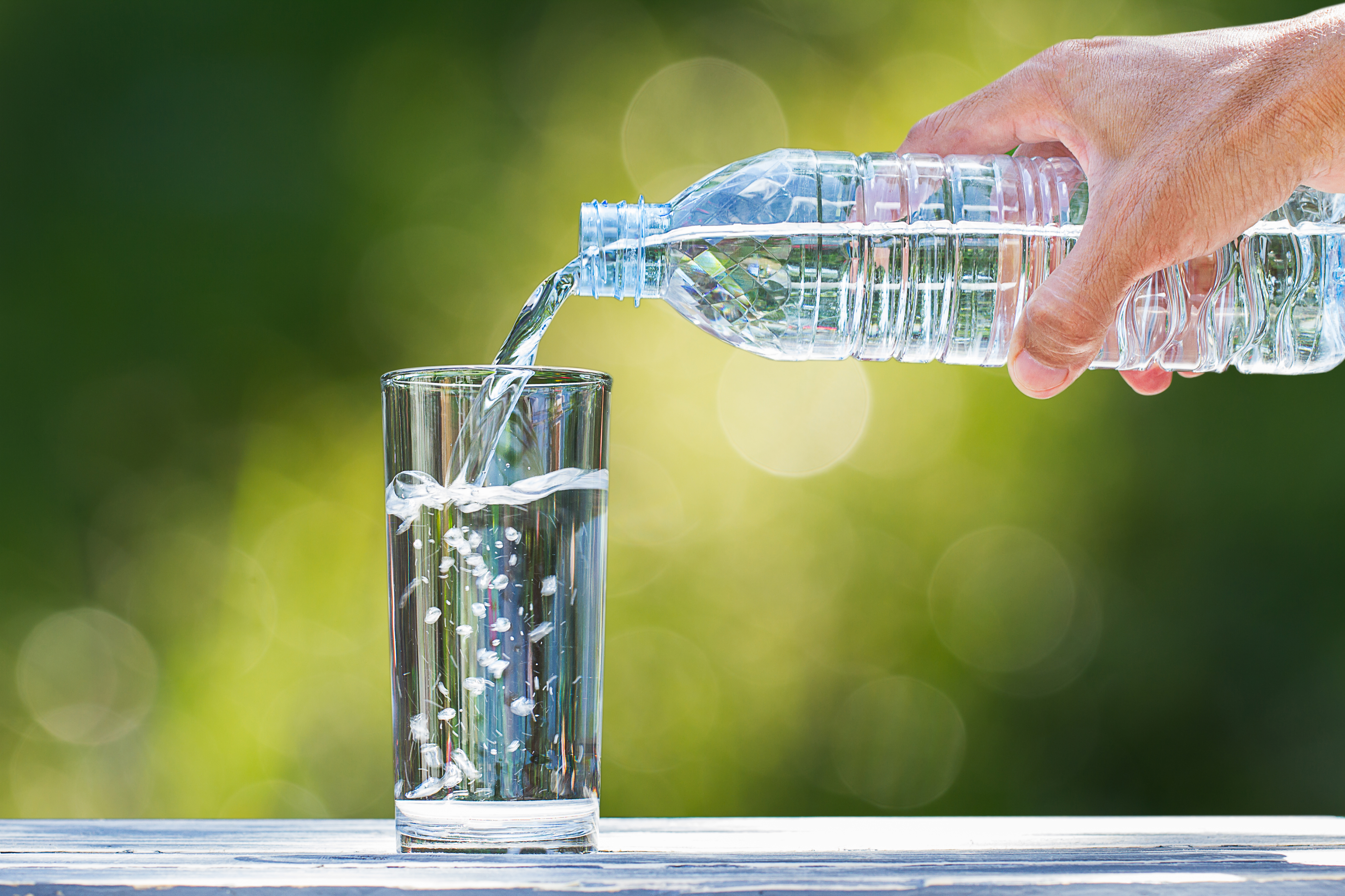 Забор питьевой воды. Пейте больше воды. Питьевая вода. Питье воды. Наливает воду.