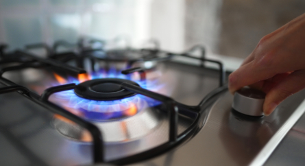 hand turning knob on gas stove